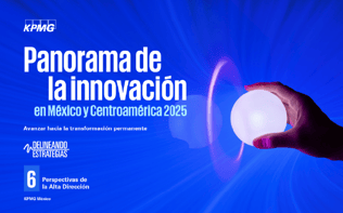 Mano sosteniendo una esfera luminosa blanca sobre fondo azul con efectos de luz radiante, simbolizando innovación, energía y tecnología futurista.