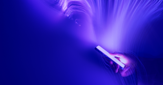Imagen digital de una mano humana sosteniendo un telefono inteligente