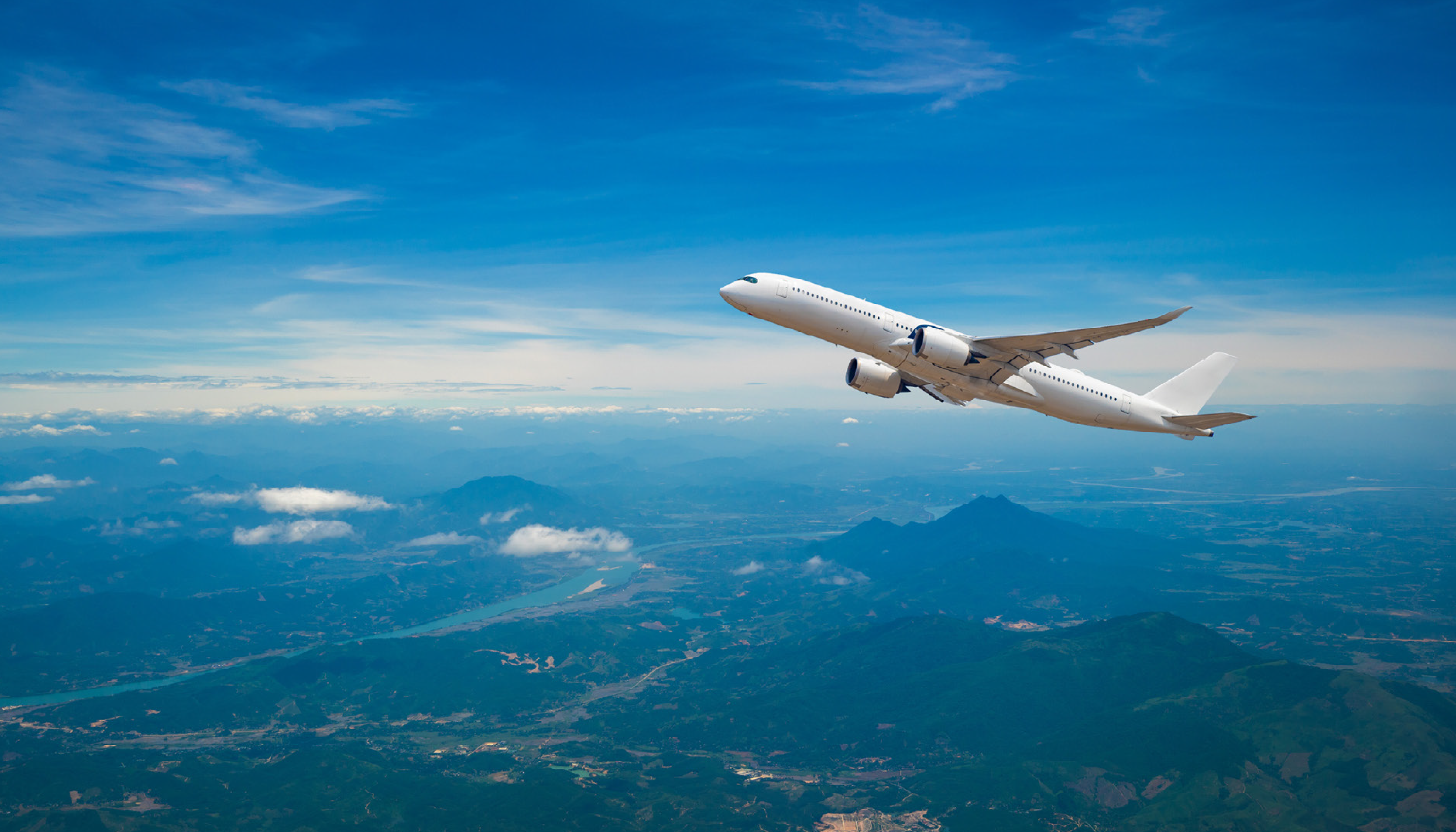 Análisis de servicios y oferta turística de hoteles y aerolíneas de distintas categorías, canales de venta y rangos de tarifas